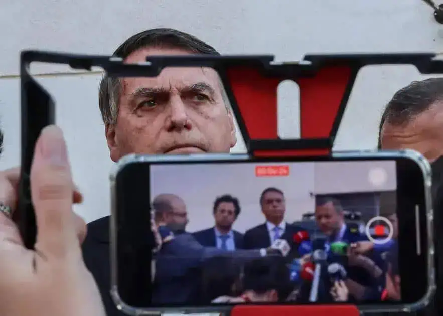Bolsonaro enfrenta prisão domiciliar após violações; advogados comentam