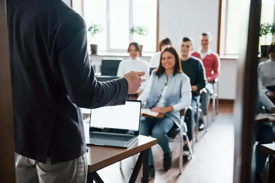Fames e Sedu abrem seleção para cadastro reserva de professores no ES