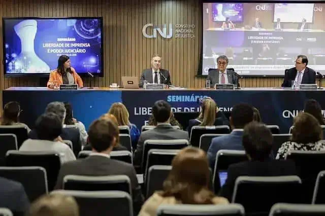Luís Roberto Barroso defende imprensa e alerta sobre desinformação no seminário