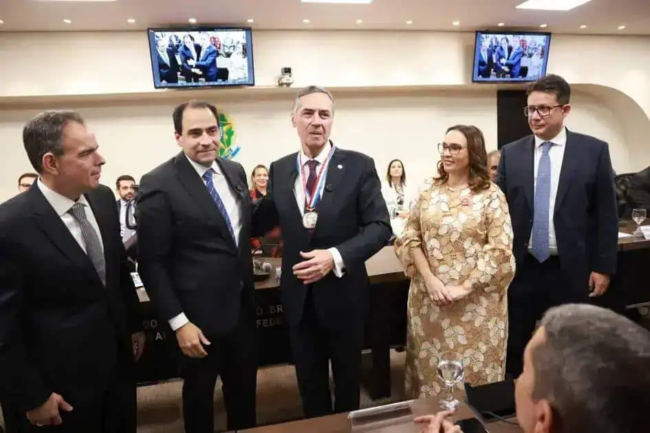 Ministro Barroso recebe medalha Raymundo Faoro em cerimônia no STF