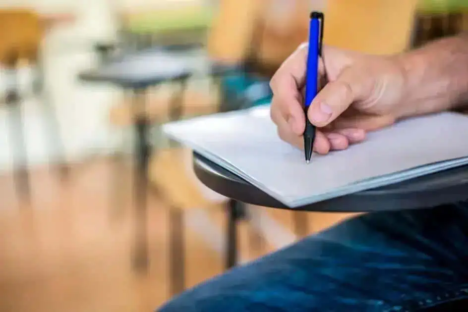 Prefeitura de Varginha abre vagas para auxiliar educador com salários de R$ 1.590
