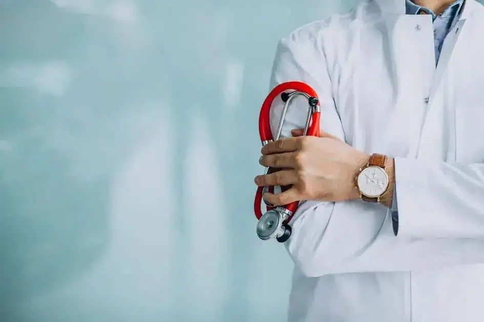 Prefeitura do Rio abre vagas para médicos em diversas especialidades com salários de até R$7.500
