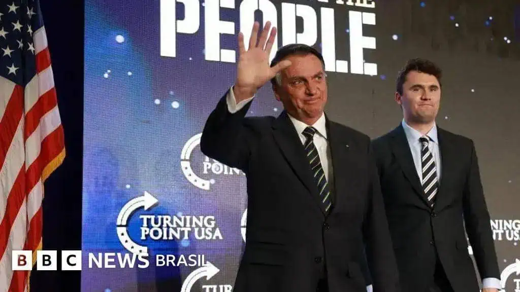 Direito Hoje Notícias, imagem de líderes políticos em evento com fundo de tela exibindo "Turning Point USA" e "Brazil", destaque para discussão sobre política e direitos civis.