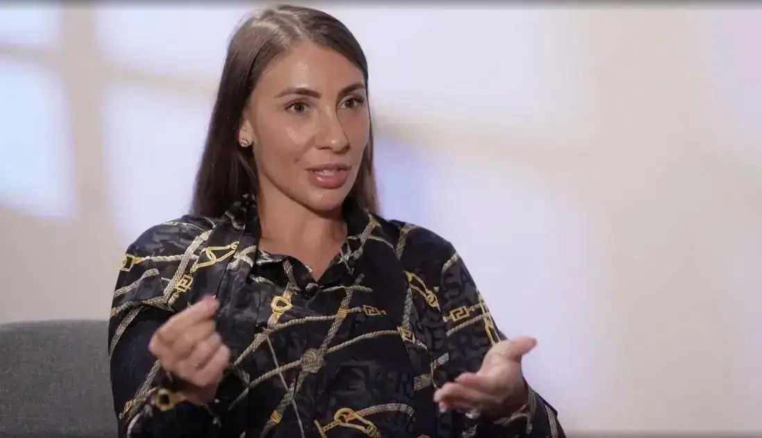 Advogada feminina em entrevista, discutindo temas jurídicos relacionados ao direito, com foco em notícias atuais e informações relevantes do setor jurídico.