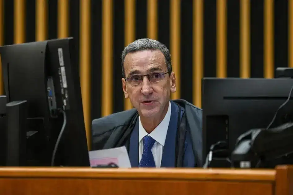 Juiz em tribunal de justiça, analisando processos judiciais, em ambiente formal, com foco em direito, justiça e processos legais.