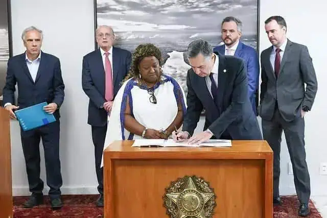 Reconhecimento de autoridade legal por assinatura de documento oficial em cerimônia oficial do Direito Hoje Notícias.