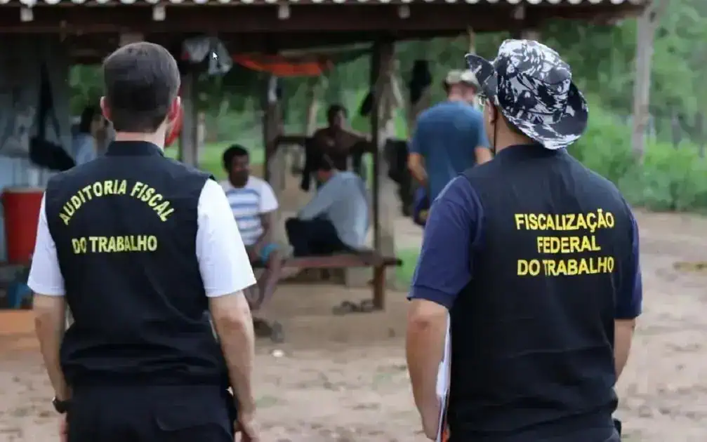 Auditores fiscais do trabalho em ação de fiscalização em área rural, realizando inspeção de condições de trabalho e cumprimento das normas trabalhistas no Brasil.