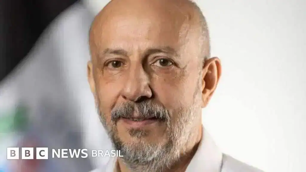 Homem idoso com expressão amigável, cabelos grisalhos e barba, usando camisa branca, em ambiente de entrevista para notícias jurídicas e atualidades, destacando temas do Direito Hoje Notícias.