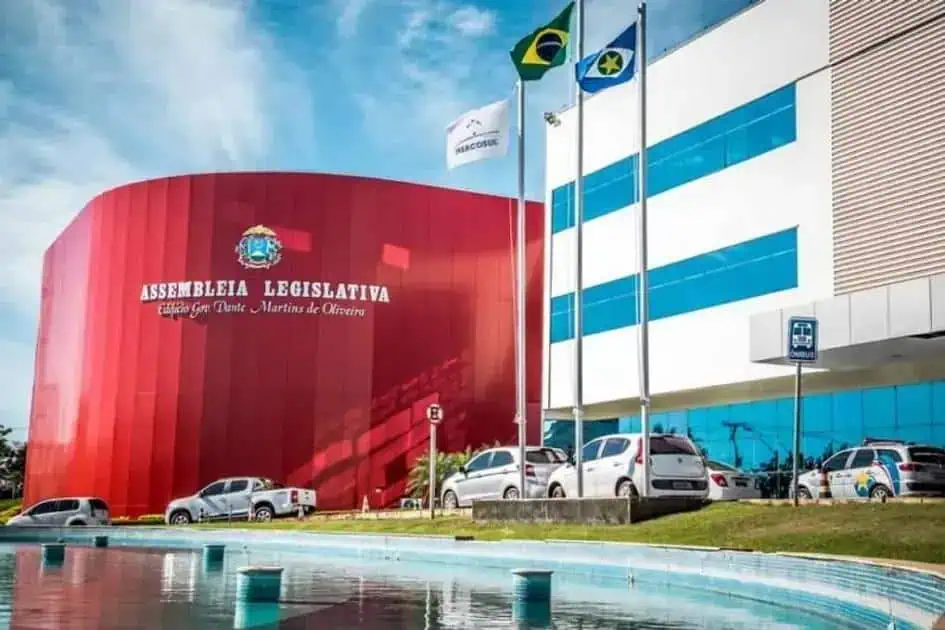 Assembleia Legislativa de Mato Grosso do Sul - sede moderna com fachada em azul e branco e destaque para a entrada principal.
