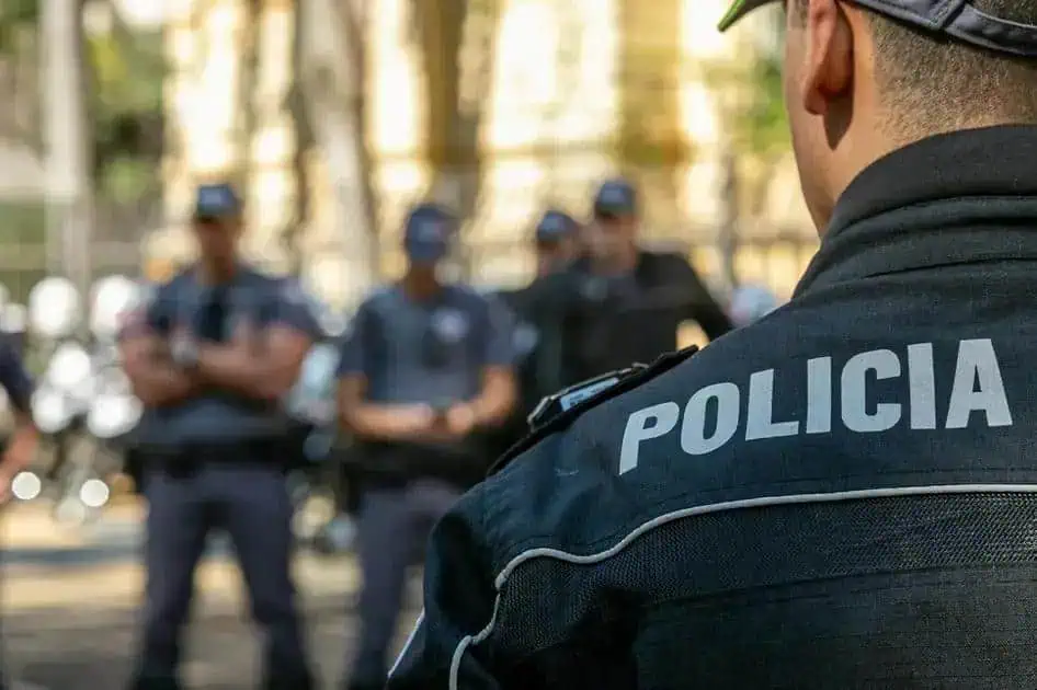 Polícia militar em ação durante operação de segurança pública no centro de uma cidade brasileira. Policiais uniformizados participando de intervenção policial em ambiente urbano para garantir a ordem e a segurança.