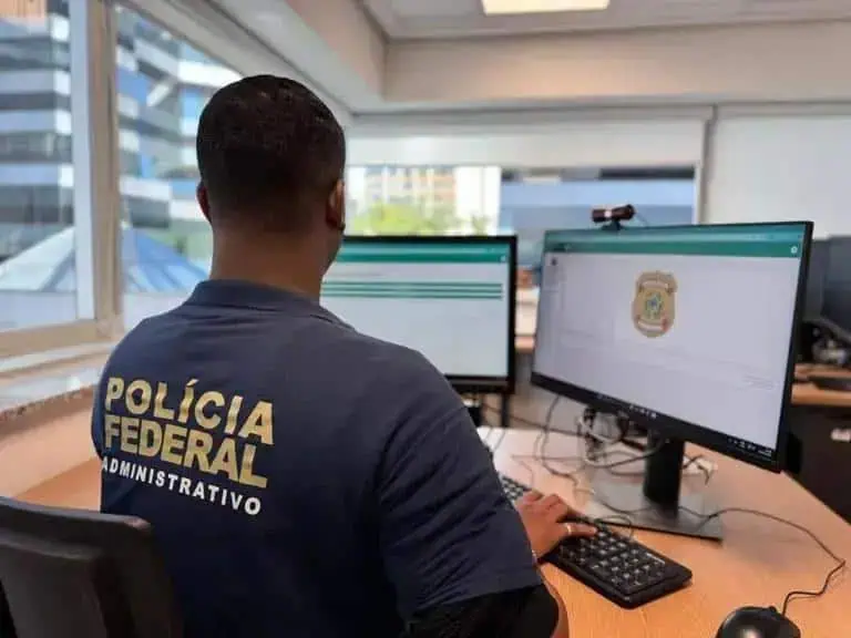 Polícia Federal trabalhando em investigação administrativa com computadores em ambiente de escritório.