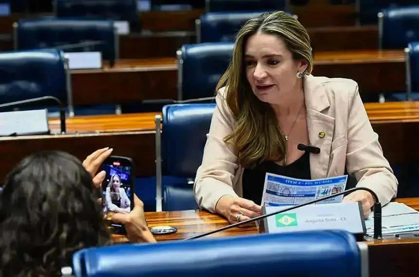 Direito Hoje Notícias, senadora sendo entrevistada em encontro político em Brasília, discussões sobre direito, legislação e notícias atualizadas relevantes ao contexto jurídico brasileiro.