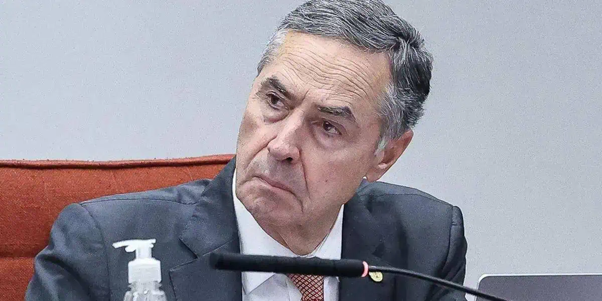 Juiz sério em tribunal, símbolo de justiça e direito, com expressão pensativa, usando terno e gravata em ambiente formal de audiência.