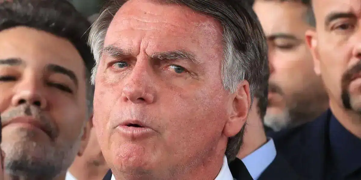 Michel Temer, ex-presidente do Brasil, participando de evento político, foco em notícias de direito e política, com ênfase em temas jurídicos e de legislação.