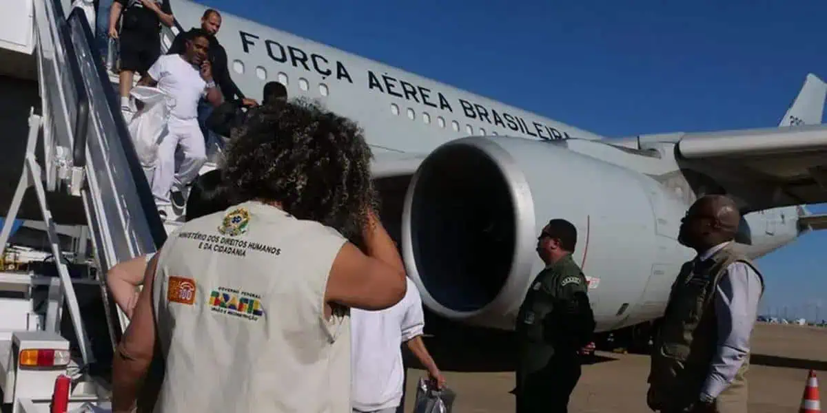 Brasília, aeroporto, equipes de segurança e passageiros desembarcando de avião da Força Aérea Brasileira, destaque em notícias jurídicas e de direitos civis.