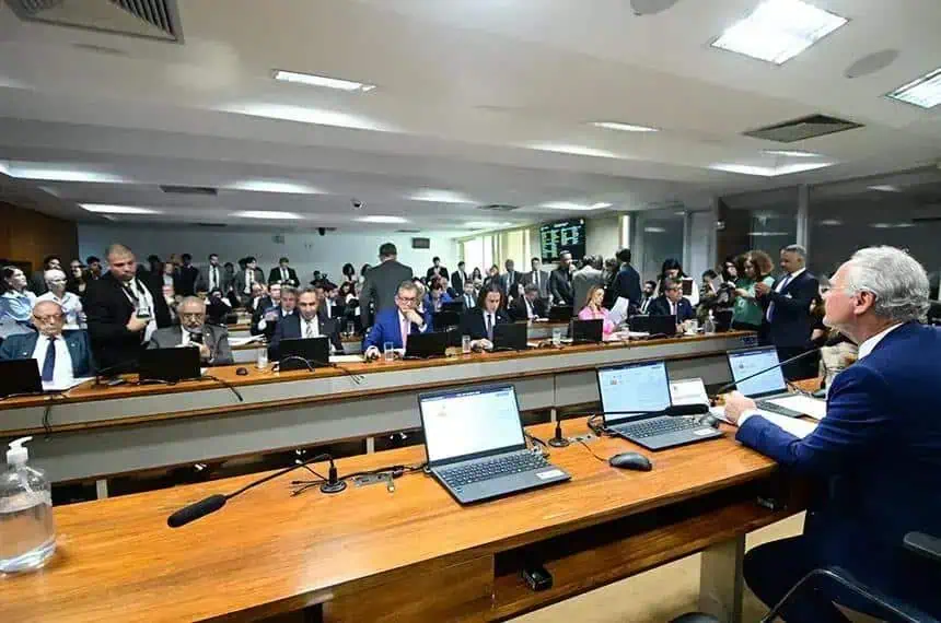 Audiência pública do setor jurídico com profissionais e especialistas em direito, discutindo questões relevantes para o cenário jurídico e legislativo brasileiro.
