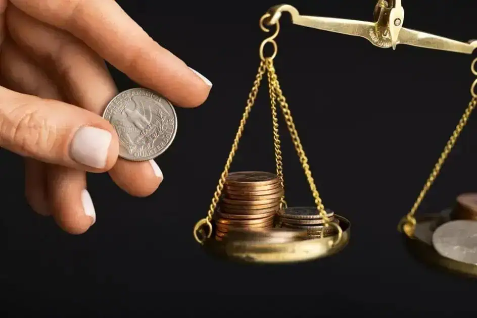 Dinheiro, balança de justiça e moedas representando questões financeiras e jurídicas no site Direito Hoje Notícias.