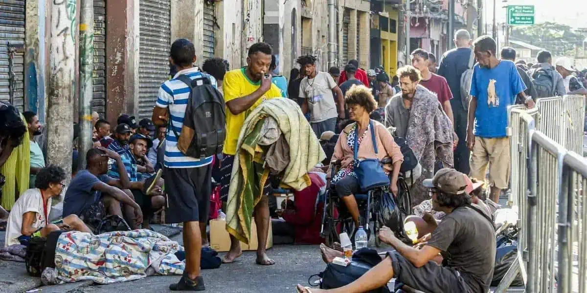 Sobrevivência de refugiados e migrantes na rua em situação de vulnerabilidade social.