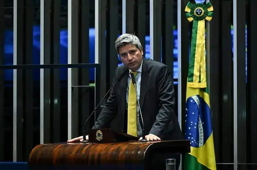 Debatedor no plenário do congresso brasileiro com bandeira do Brasil ao fundo, político em discurso, direito hoje notícias.