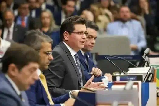 Reunião do Fórum de Direito e Justiça com profissionais e especialistas em debates jurídicos, promovendo conhecimento e atualização na área do direito.