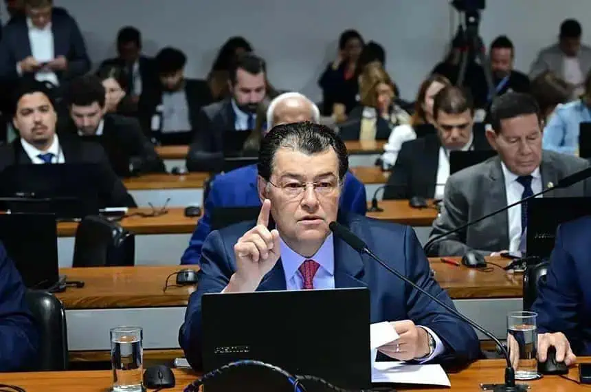 Advogado em audiência de tribunal, participando de debate jurídico, representando direitos e leis, ambiente de direito hoje notícias, foco em direito, legislação e jurisprudência.