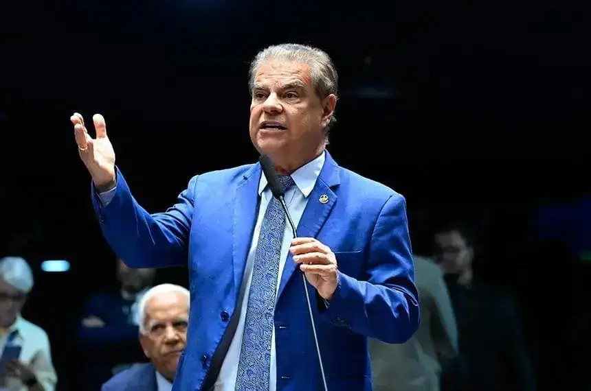Advogado e político em painel de debate, destaque na mídia de direito hoje notícias.