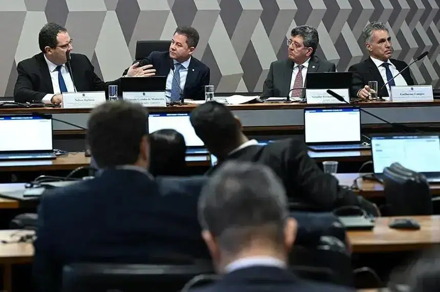 Auditores e advogados participam de reunião jurídica em ambiente corporativo para debates sobre direito civil, empresarial e notícias jurídicas importantes no Brasil.