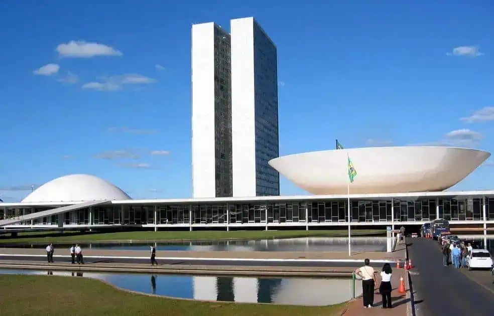 Brasília, Congresso Nacional, edifício do Palácio do Congresso com arquitetura moderna e emblemática, cenário de decisões políticas e jurídicas importantes no Brasil.