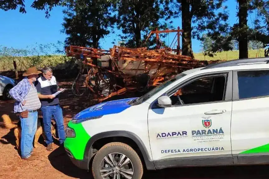 Fiscalização agropecuária no Paraná apreende máquinas agrícolas ilegais durante operação; equipe do INDEA e do Ministério da Agricultura realizam inspeções na região rural.