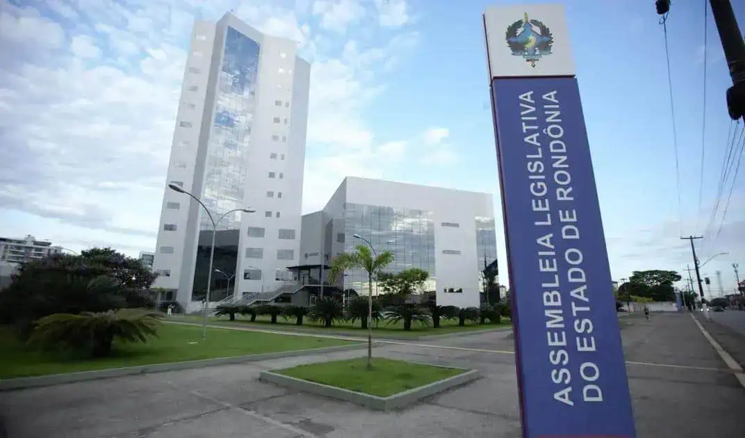 Assembleia Legislativa do Estado de Rondônia, prédio moderno e imponente, relacionada a notícias de direito e política em Rondônia, setor legal, legislação estadual e notícias jurídicas.