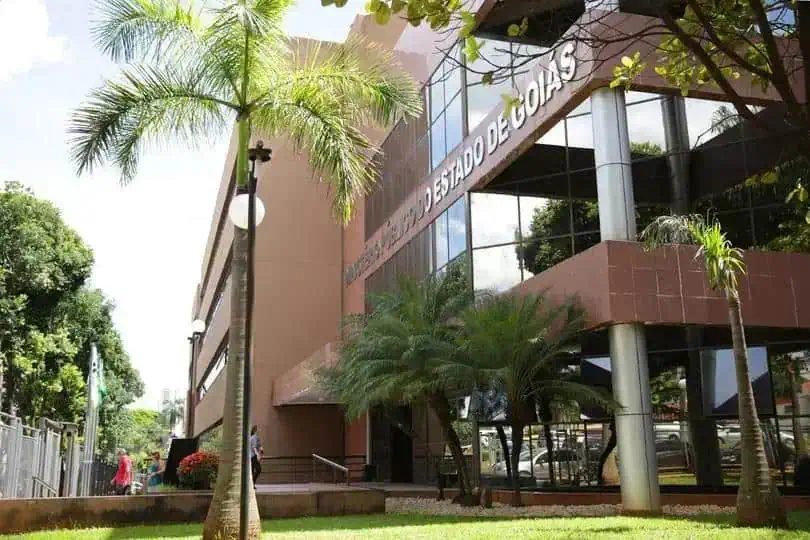Arquia do Tribunal de Justiça do Estado de Goiás, prédio moderno com janelas de vidro e áreas verdes em frente.