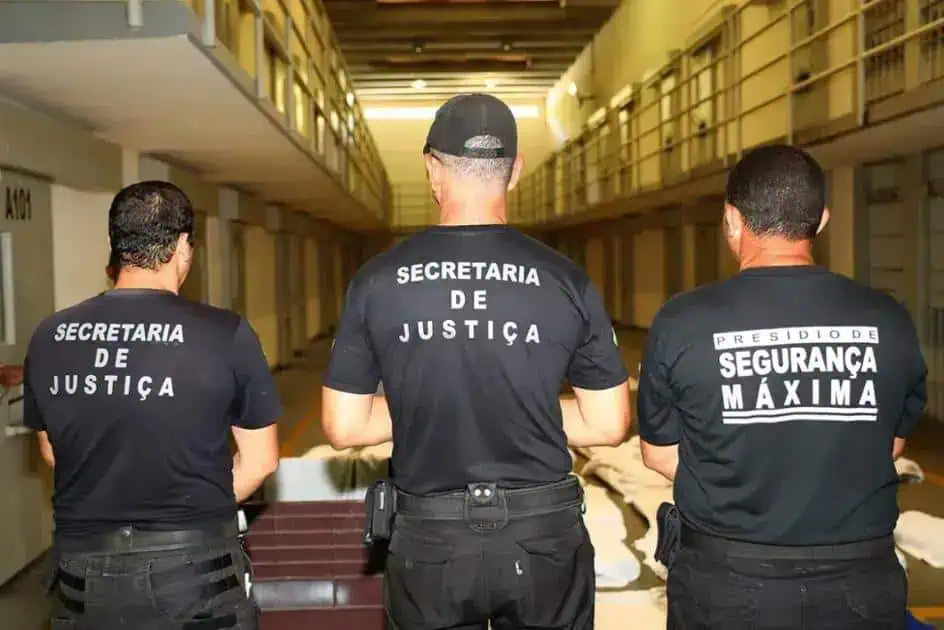 Segurança pública e justiça criminal no Brasil, policiais da Secretaria de Justiça em ato de fiscalização em presídio.