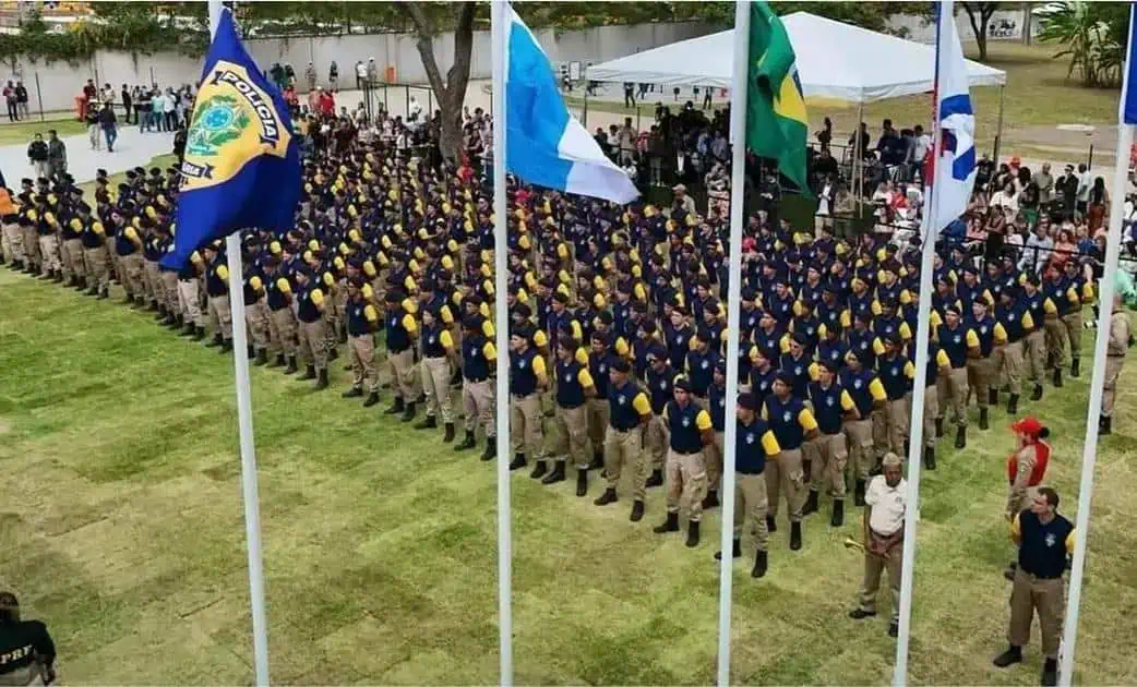 Policiais militares em formação na cerimônia de divulgação de notícias e eventos de Direito Hoje Notícias, destacando o papel das forças de segurança no Brasil.