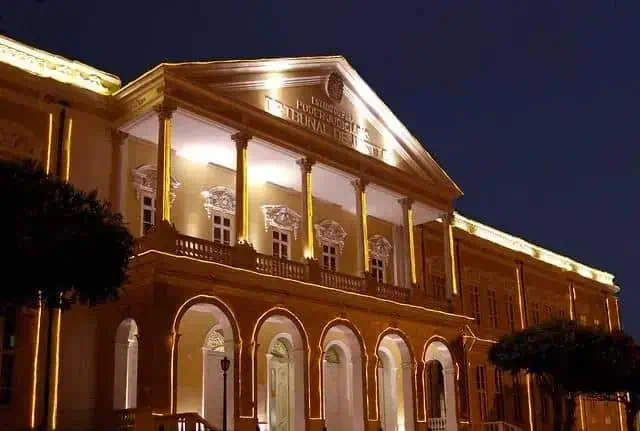 Fachada do tribunal de justiça iluminada durante a noite, centro jurídico, política e justiça, prédio histórico, arquitetura clássica brasileira.