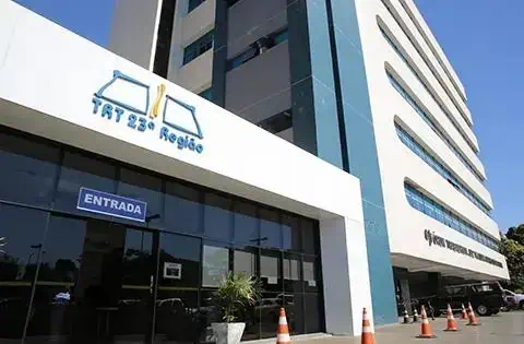 Fachada de edifício comercial com sinalização de entrada e logo do Fát 25 Recife, sede de destaque em notícias de direito e negócios em Recife.