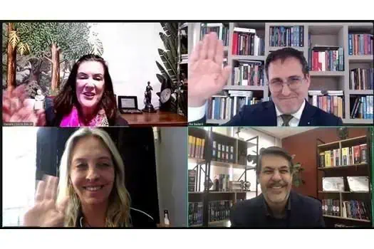 Advogados em reunião virtual discutindo direito e legislação, direito hoje notícias, evento online de direito, webinar jurídico, debate de assuntos jurídicos, direito hoje notícias, direito digital, lei e tribunais, atualizações jurídicas, conferência jurídica online.