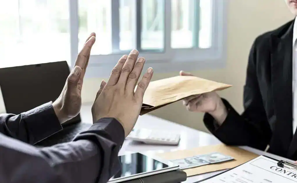 Recusa de documentos em uma audiência judicial em um escritório de advocacia, com pessoas usando roupas formais e ambiente de escritório.