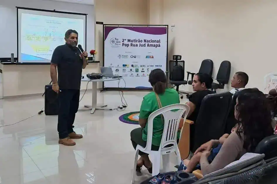 Mutirão nacional de direito no rua jud am desapresentando palestra para audiência pública sobre direitos civis.