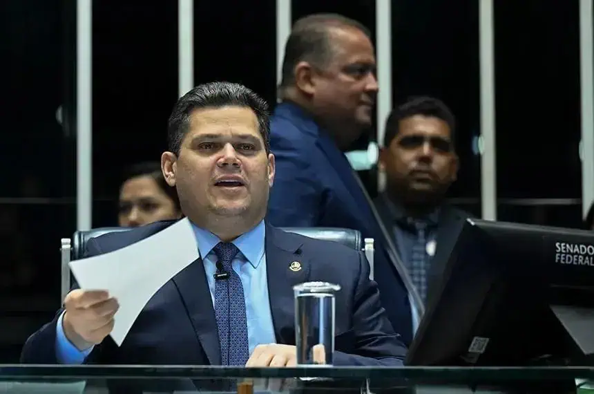 Senador em sessão do Senado Federal discutindo legislação relevante e questões jurídicas atuais no Brasil para notícias do Direito Hoje.