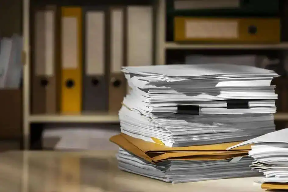 Pilha de documentos e processos jurídicos sobre direito hoje notícias, escritório de advocacia, papelada, legislação, jurisprudência, trabalho jurídico, notícias jurídicas, documentos legais, advogado, direito atualizado, análise de casos legais, informações sobre direito, notícias sobre justiça, arquivos de processos.