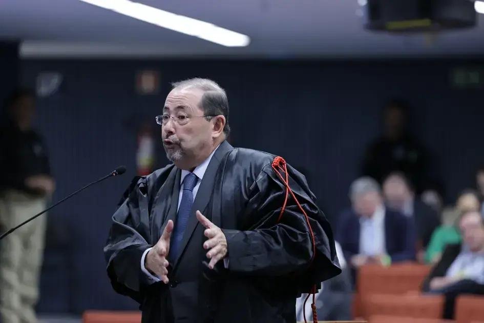 Defesa de Bolsonaro contesta acusações no segundo dia de julgamento