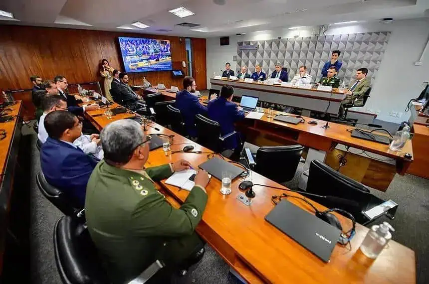 Legisladores e autoridades discutem políticas públicas e legislação no plenário de uma reunião do governo, promovendo debates sobre assuntos de interesse nacional e fortalecimento do sistema jurídico.