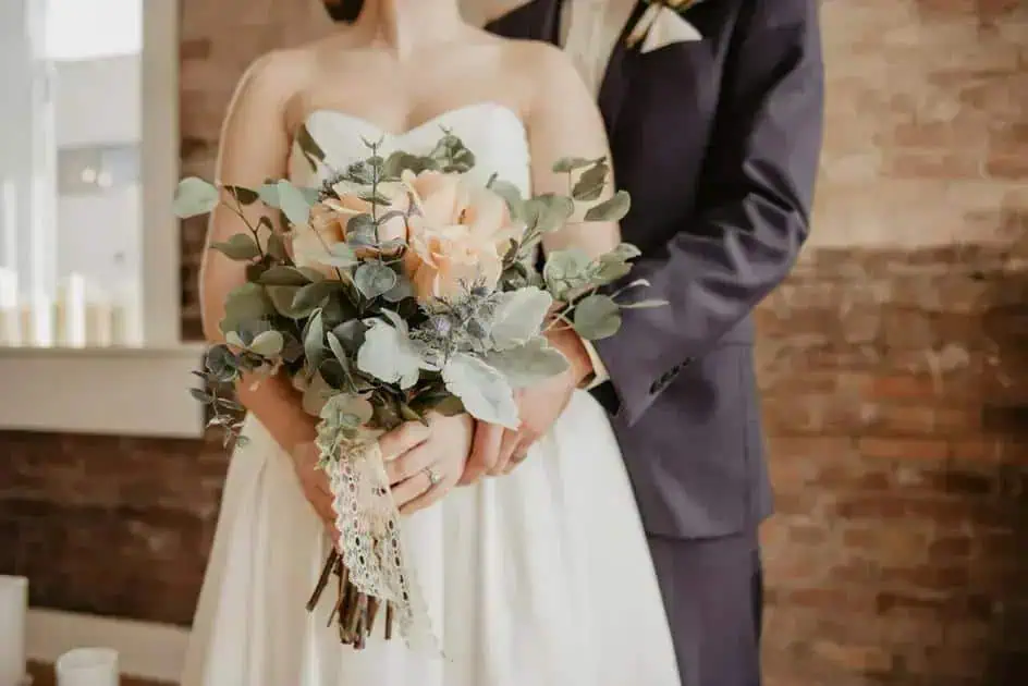 Noiva segurando buquê de flores em casamento, destacando direito às escolhas na cerimônia e assuntos legais relacionados ao casamento.