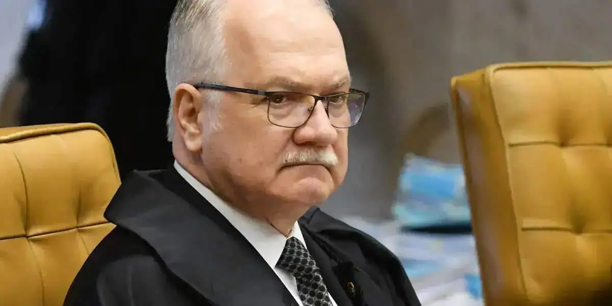Juiz em tribunal de direito brasileiro durante sessão judicial, destacando o impacto do direito na justiça brasileira.