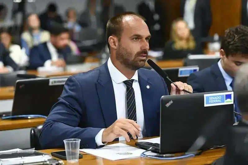 Procurador em audiência no Congresso Nacional, representando o Ministério Público Federal, durante sessão sobre legislação e temas jurídicos relevantes.