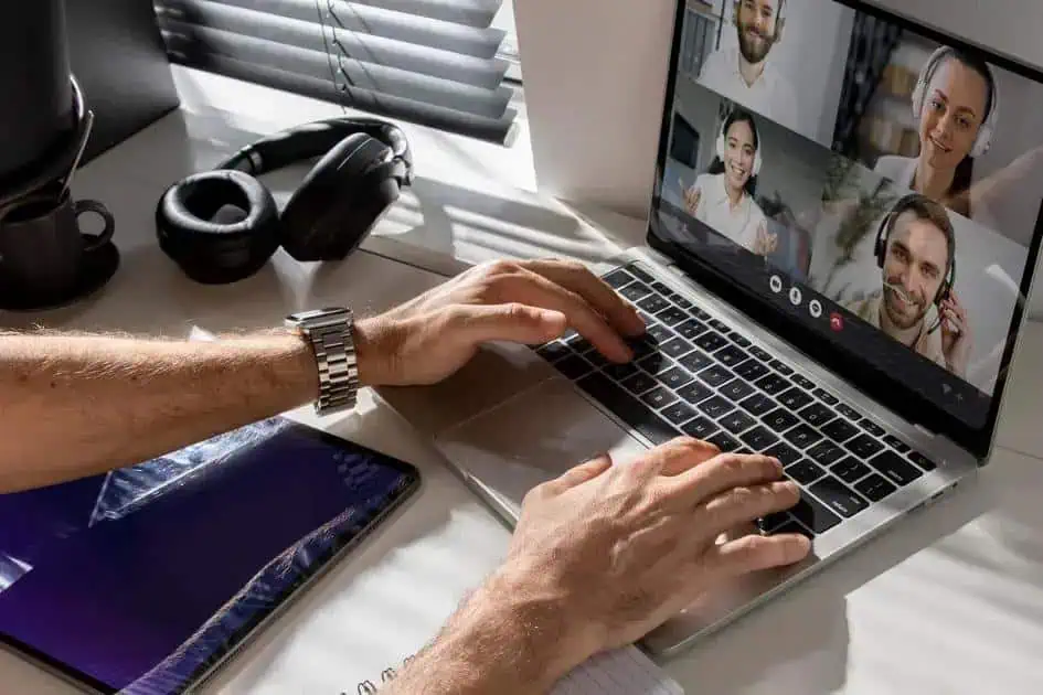 Videochamada de advogados em ambiente de home office, direito hoje notícias, reunião virtual com profissionais do direito, celebração de audiências online, comunicação jurídica remota, tecnologia na advocacia, videoconferência jurídica, inovação em serviços jurídicos, advocacia digital, estratégias de trabalho remoto no direito.
