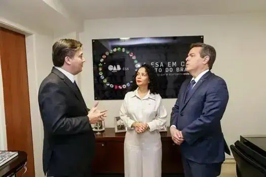Profissionais de direito em reunião de negócios, discussão de estratégias jurídicas, ambiente corporativo formal, importância do networking na área jurídica, destaque para Direito Hoje Notícias.