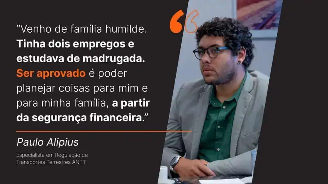 Empresário jovem de terno e óculos durante entrevista, destacando a importância da segurança financeira e planejamento para o futuro familiar.