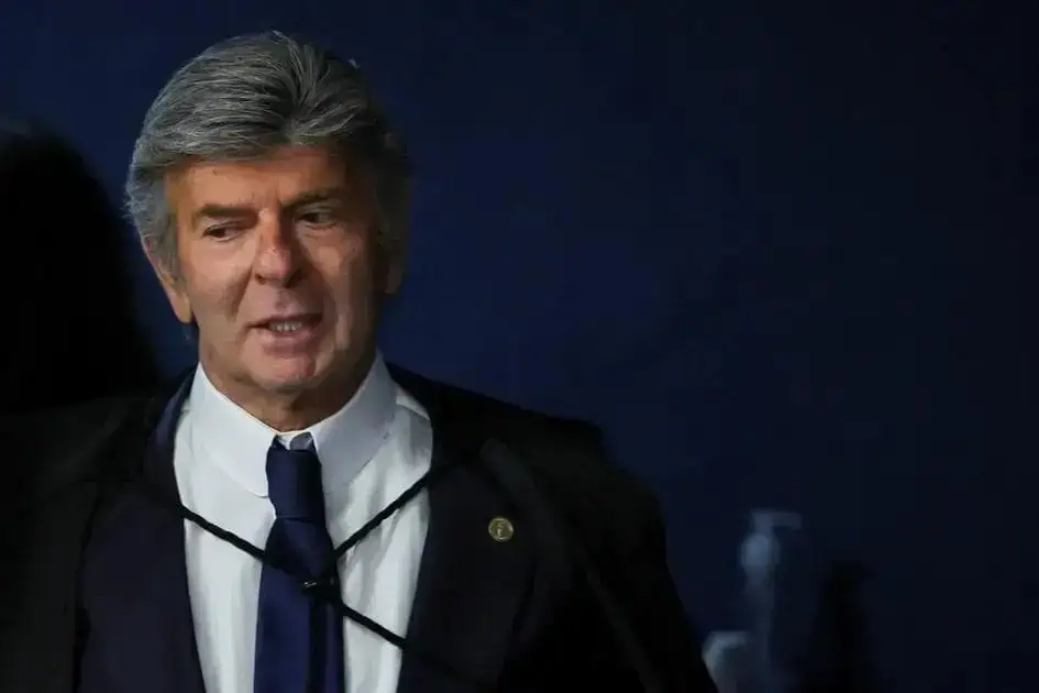 Juiz de direito em tribunal, vestindo terno e gravata, durante sessão de julgamento com foco na área jurídica e notícias de direito hoje.