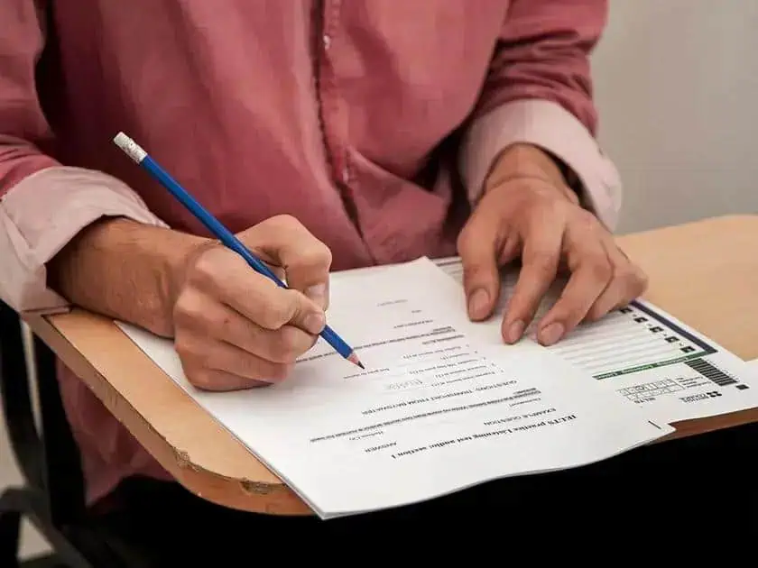 Afiliação de pessoa assinando documento importante relacionada ao direito e justiça.